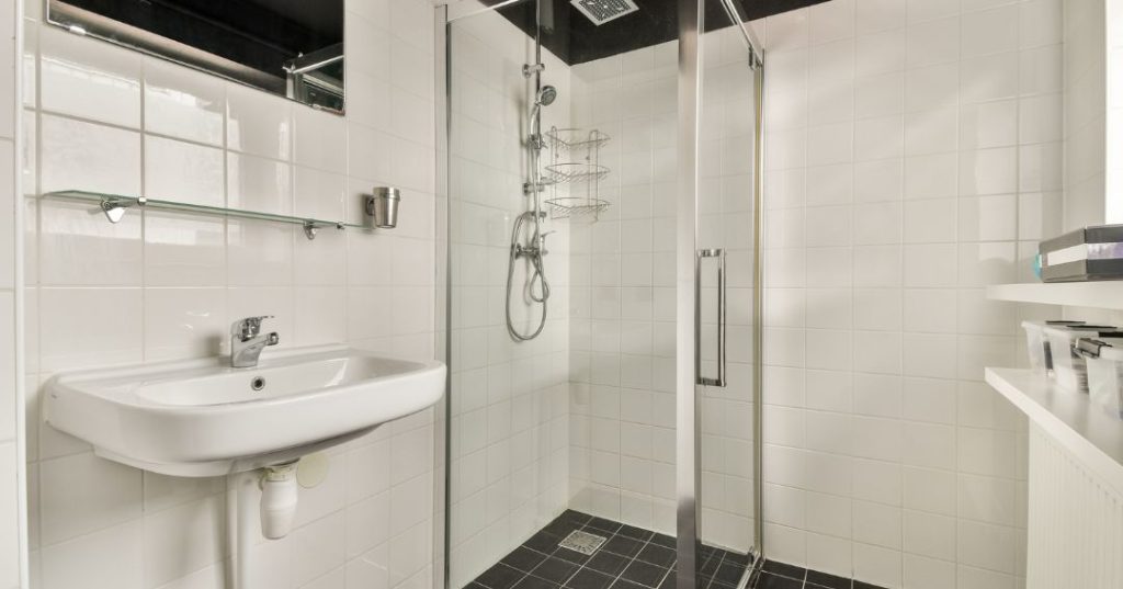 Como Limpar Box de Vidro no Banheiro em São José dos Campos: 4 Passos e Dicas Box de vidro em São José dos Campos